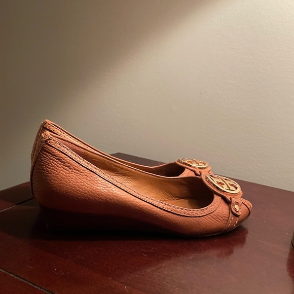 6.5 Tory Burch Tan wedge - Picture 2 of 2